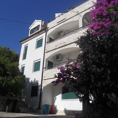 Yvonne Apartment