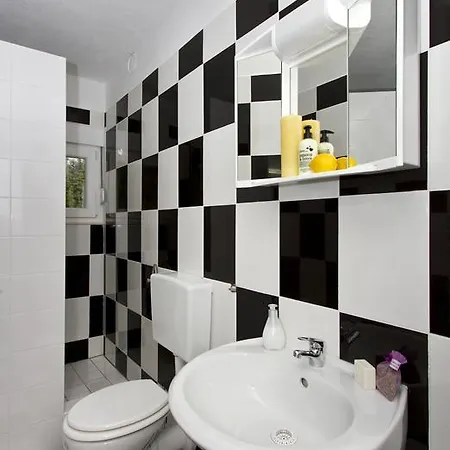 Yvonne Apartment *