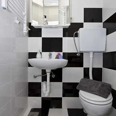 Yvonne * 特罗吉尔