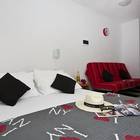 Yvonne Apartment