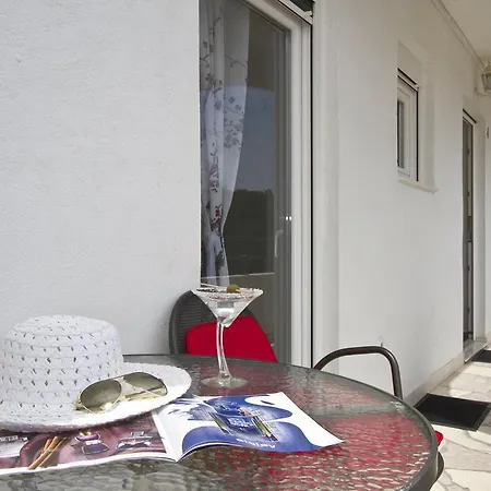 Yvonne Apartment