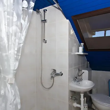 Yvonne Apartment *